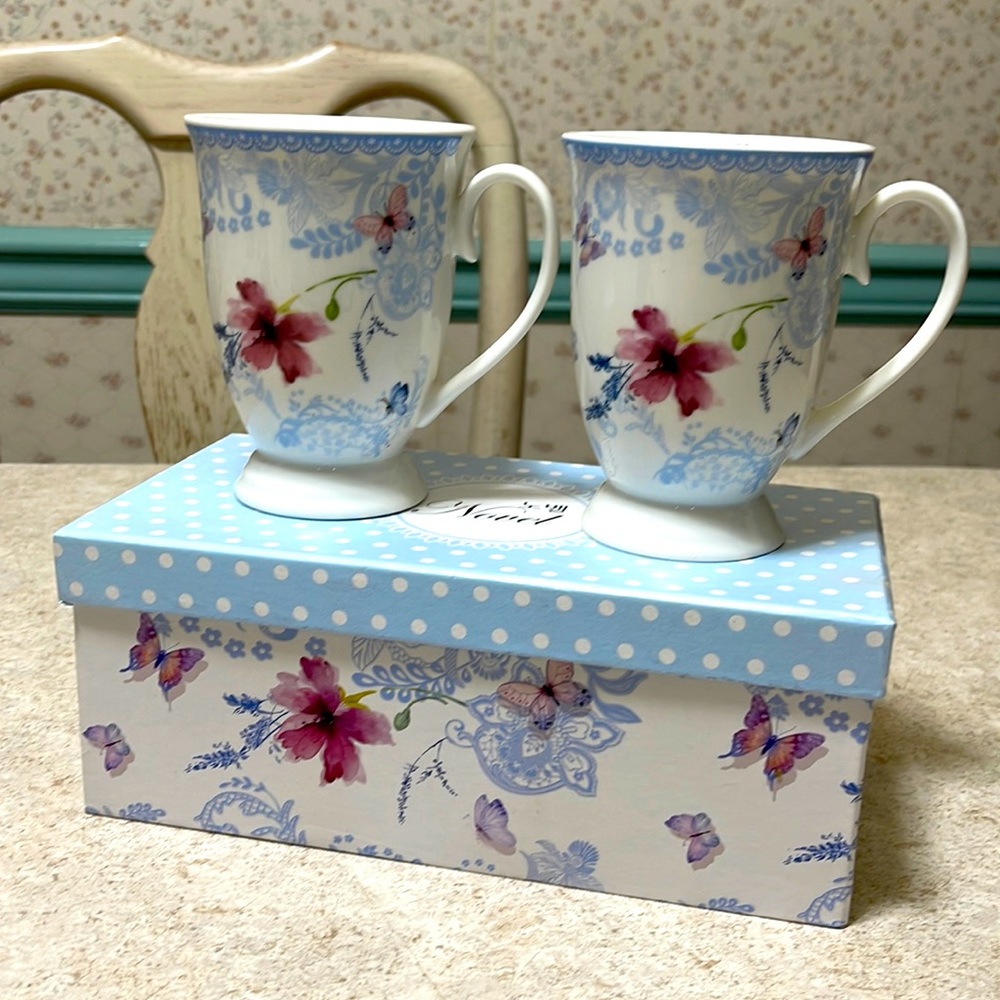 BNWT NOVEL 2 BUTTERFLY TEA/COFFEE MUGS IN A BOX SET